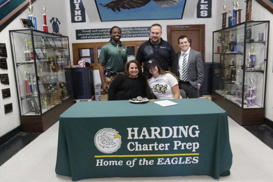 Lexi+Wilson%2C+center%2C+signs+with+her+chosen+university.